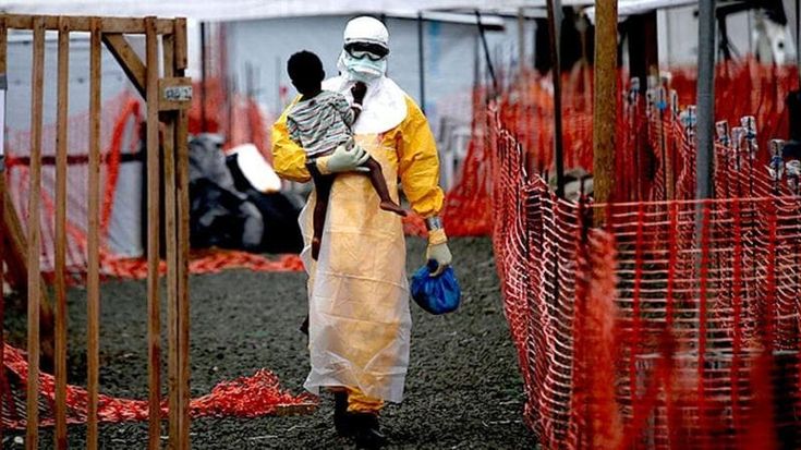 Ebola, colpisce i bambini in modo sproporzionato, l’appello di MSF: più ricerca, cure e prevenzione