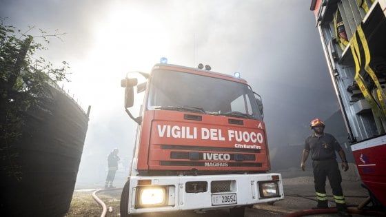 Vasto incendio in un impianto di stoccaggio di rifiuti nel Salernitano