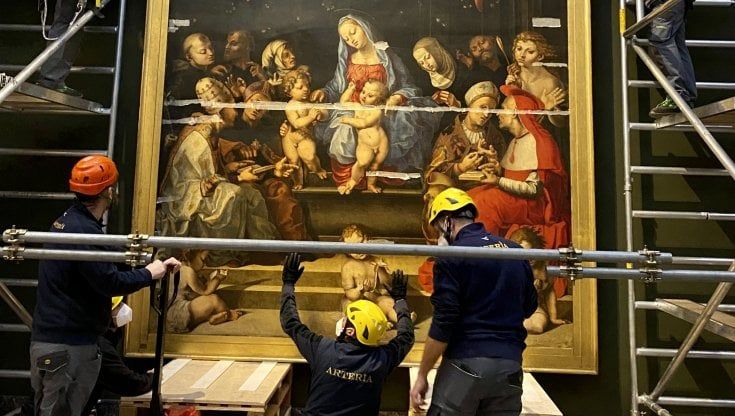 Il restauro a Brera, gigantesca e fragile la pala inamovibile nel suo box su misura