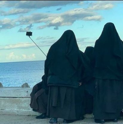 Bari, il selfie delle suore sul lungomare