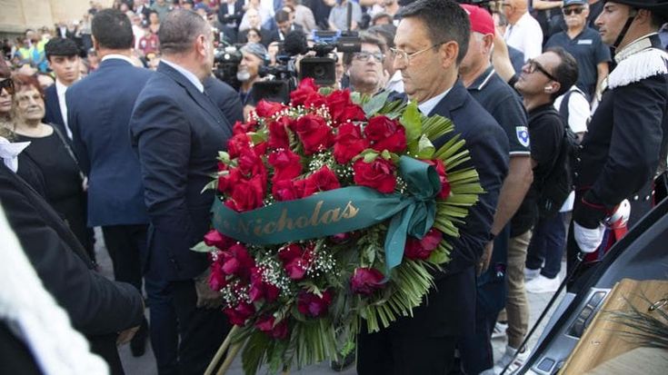 Funerali Baudo, la festa di popolo in diretta nell’eterna provincia italiana