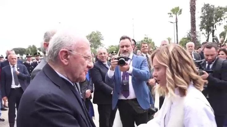 Meloni-De Luca col senno di poi. Conte canta Grease sull’autobus