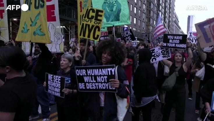 Usa, a centinaia protestano in piazza a New York: "Basta odio, no all'Ice"