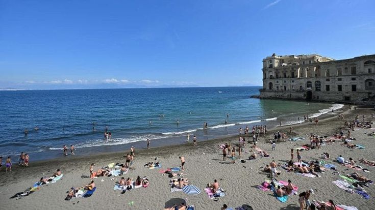 Posillipo, Palazzo Petrucci vince al Tar:riammesso per la spiaggia di Donn’Anna