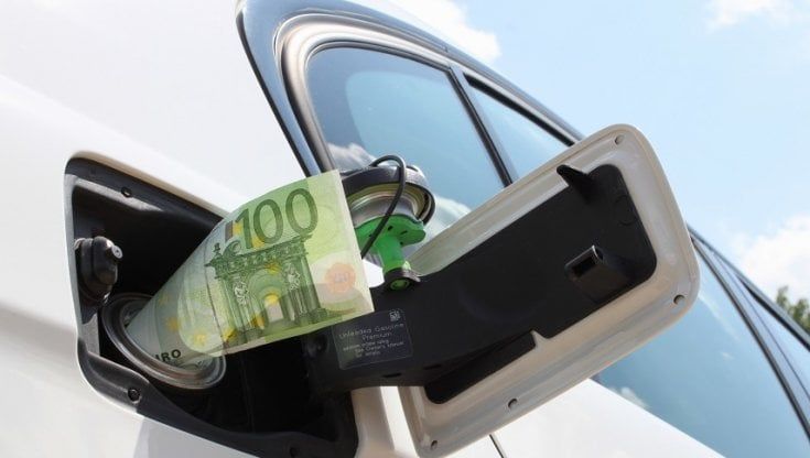 Caro carburanti, il 72% degli italiani usa di meno l'automobile