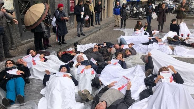 Napoli, sdraiati per la pace davanti al Trianon: “Stop alle armi”