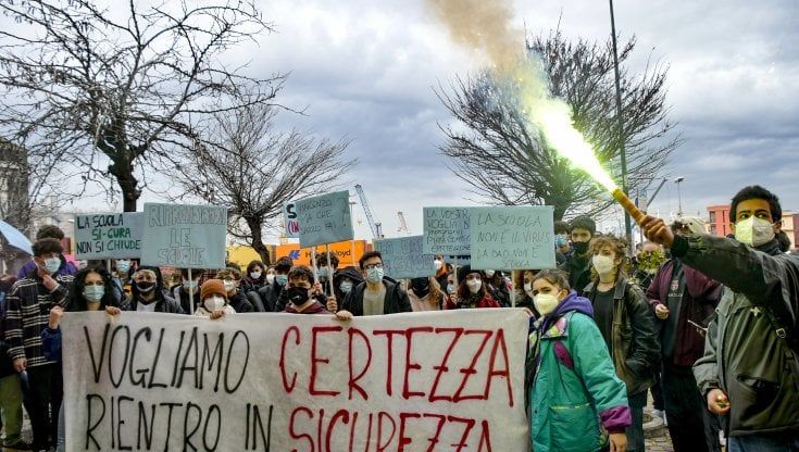 Scuola, l'urlo degli studenti "Ascoltateci: la Dad è tortura vogliamo ritornare in classe"