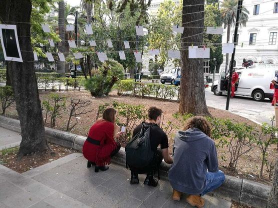 Bari, la mostra in piazza sulle relazioni umane è creata e condivisa con i passanti