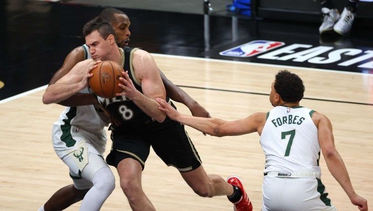Basket, playoff Nba: Atlanta straripante senza Young, Milwaukee perde gara-4 e Antetokounmpo