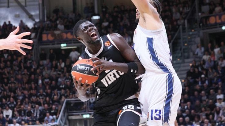 Virtus, altra notte magica al PalaDozza: con la Efes finisce 99-89. Un minuto di silenzio per Sugar