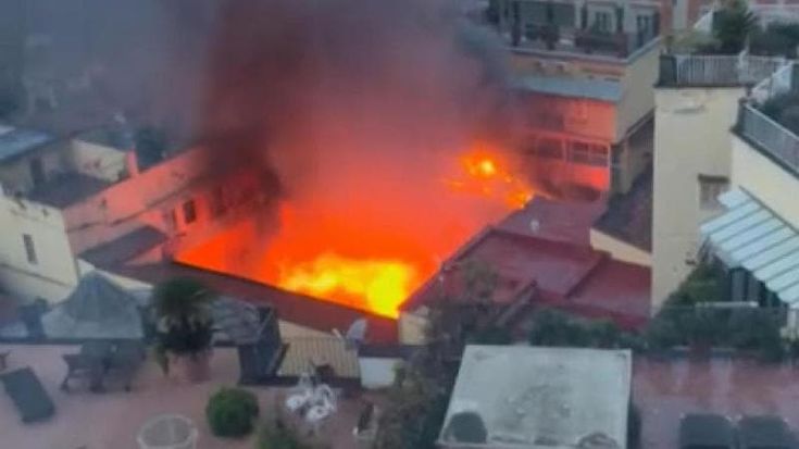 Distrutto il teatro Sannazaro, si indaga per incendio colposo: “Sono rimaste solo le mura”