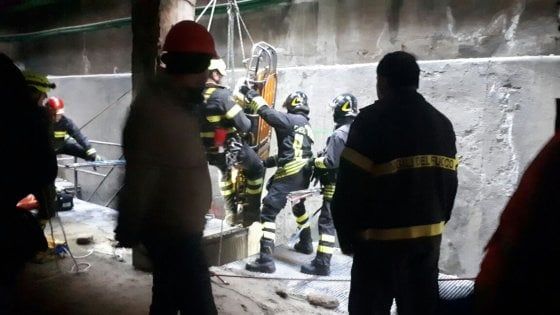 Milano, infortunio sul lavoro a Porta Nuova: cede grata e operaio precipita per tre metri, codice giallo a Niguarda