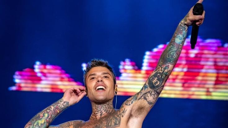 Fedez torna al Forum: canzoni e festa con i fan
