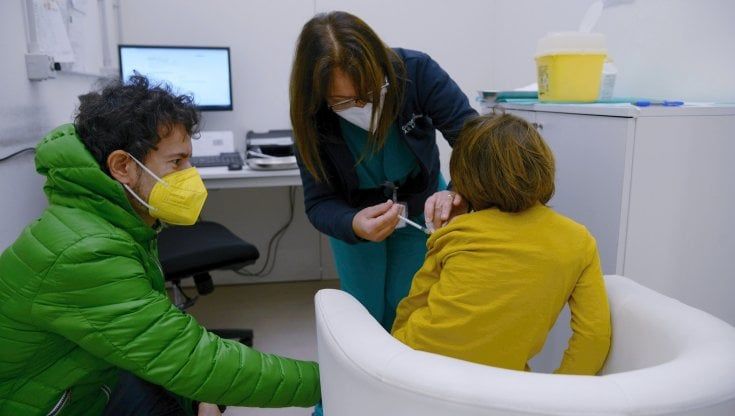Vaccini fermi e meno controlli, l’effetto relax fa correre il virus