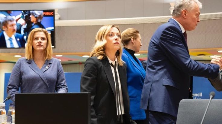 Meloni a Bruxelles frena sull’escalation: “Non ho visto clima di guerra”. Gelo su von der Leyen: “Immagino un’Europa diversa”