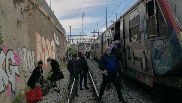 A Napoli Circumvesuviana in tilt, passeggeri a piedi sui binari