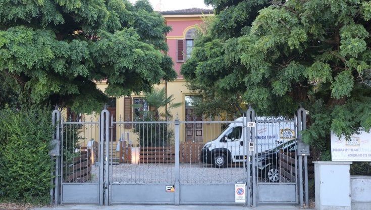 Morte di Giulia e Alessia investite da un treno a Riccione, Castenaso è un paese sotto shock: nessuno voleva crederci