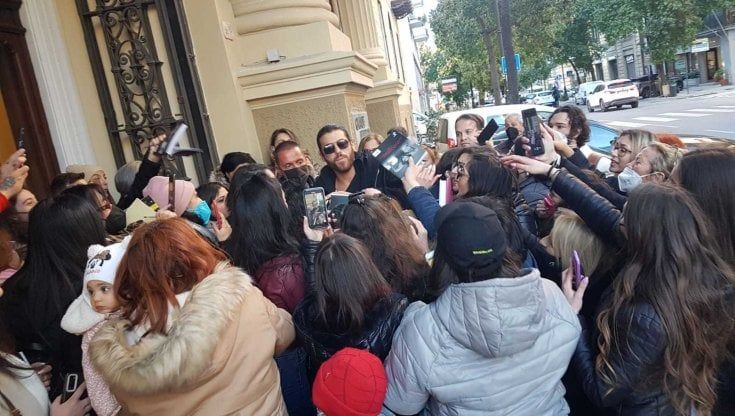Can Yaman è tornato a Palermo, fan in delirio davanti all'hotel