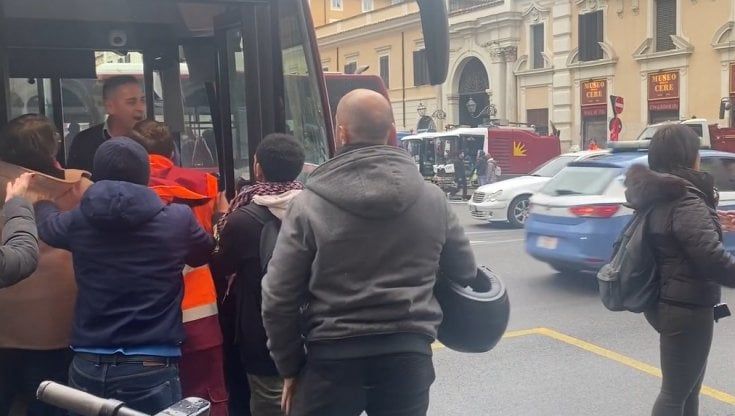 Litiga nel traffico, autista Atac scende dall'autobus imprecando: "Ti sfondo!". Il video diventa virale, l'azienda lo sospende