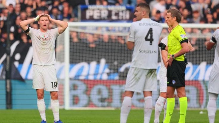 Il Napoli beffato dal Var, gli arbitri minimizzano: “Ha sbagliato solo Chiffi”