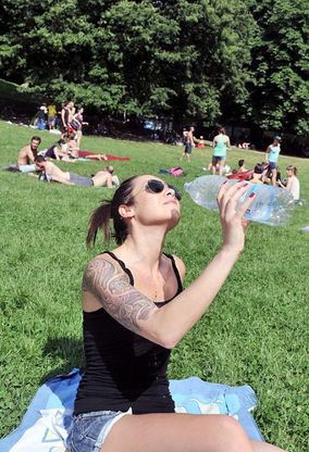 A Torino 33 gradi, il parco del Valentino diventa una spiaggia