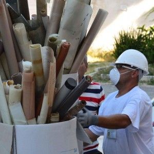 Archivio abbandonato, al via i lavori per mettere disegni e tavole in sicurezza