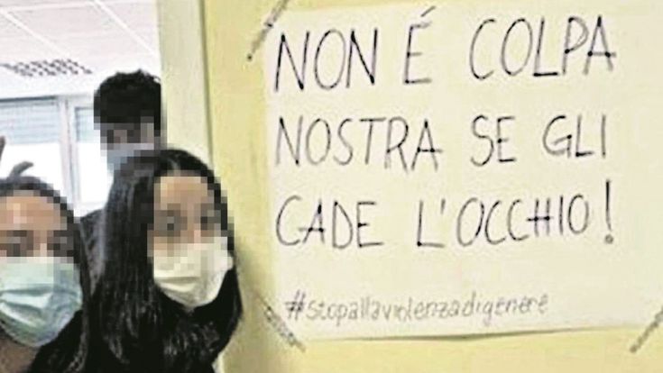“Difendo la gonna a scuola. Non è colpa mia se ai prof cade l’occhio”