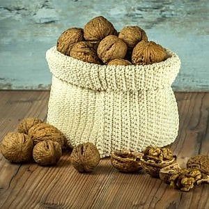 Tumore al colon, meno recidive con le noci nella dieta