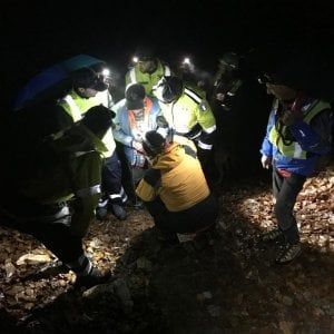 Cuneo: dato per disperso in montagna, col buio si era fermato a dormire nell'escavatore