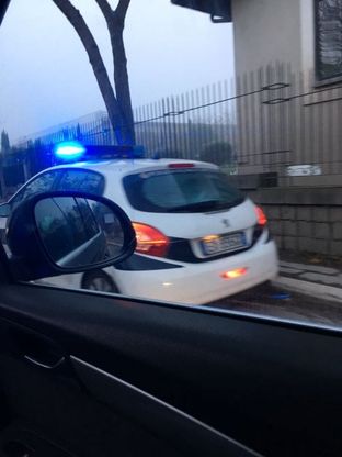 Roma, la buca sulla Salaria  che tiene in ostaggio da giorni una macchina della Municipale