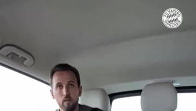 Harry Kane si porta il Pallone d'Oro a casa e gli mette la cintura: "La sicurezza prima di tutto"