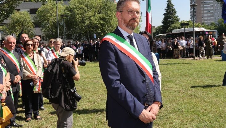 Guida alla Cannabis per genitori e figli: è polemica. Ma Lepore appoggia il dibattito: "Utile con gli esperti" 