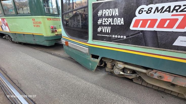 “Un pedone ha attraversato con il rosso”. Il motivo dell’incidente tra due tram sulla Prenestina