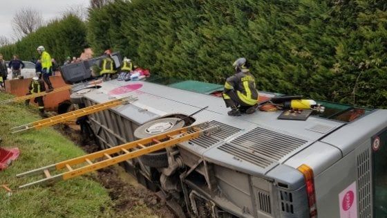Mantova, si rovescia scuolabus con 28 bambini a bordo: due in codice rosso