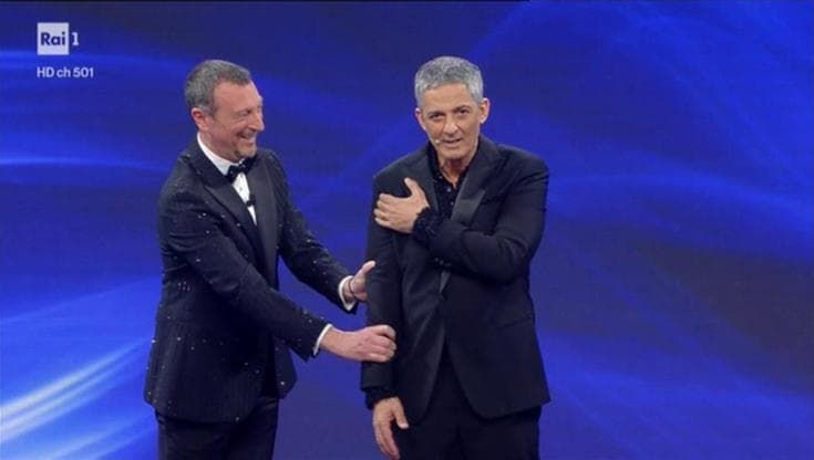 Fiorello contro i complottisti No Vax: "Il braccio va da solo! È il microchip!"