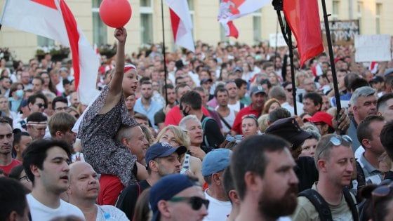 Bielorussia, Trump: "Parlerò con Mosca". Putin a Merkel: "Inaccettabili interferenze straniere"