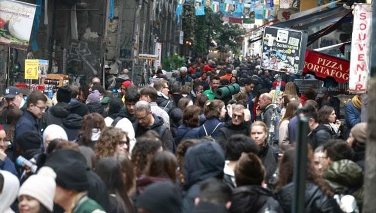 Turista inglese scippata tra la folla ai Tribunali lo scorso febbraio: due arresti