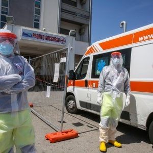 Palermo, reparti fermi, interventi rinviati L’effetto virus sugli ospedali mette in crisi i malati non-Covid 