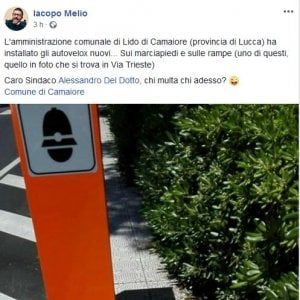 Lido di Camaiore, proteste per l'autovelox sul marciapiede: "Blocca le carrozzine". E il sindaco lo fa togliere