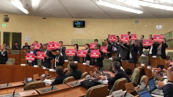 Piemonte, al via tra le proteste la maratona pro Salvini in Consiglio regionale: "Qui non è Pontida"