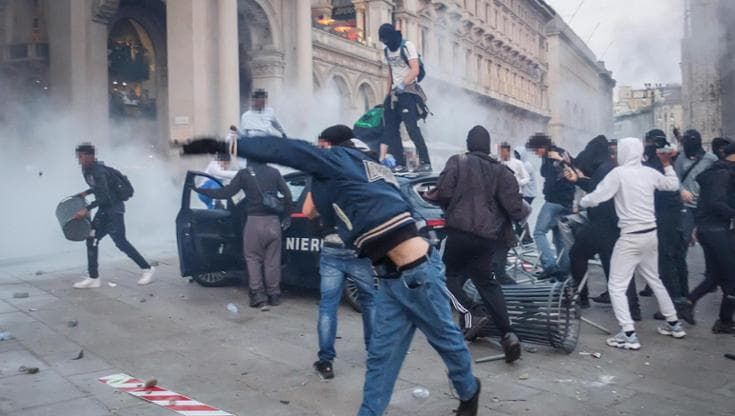 “Volevano organizzare in chat una guerriglia in centro”: alla Spezia la Digos denuncia due minorenni