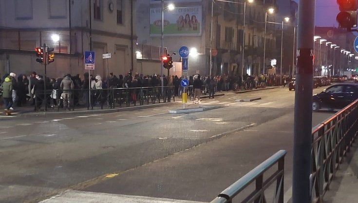 Code infinite a Torino per rinnovare il passaporto, open day tra tensioni e malori: "Situazione indecente"