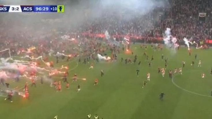Slavia Praga, titolo a rischio per colpa dei tifosi: l’invasione, i fumogeni, cosa è successo