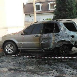 Vercelli, bruciano per dispetto le automobili delle ex fidanzate: denunciati due giovani