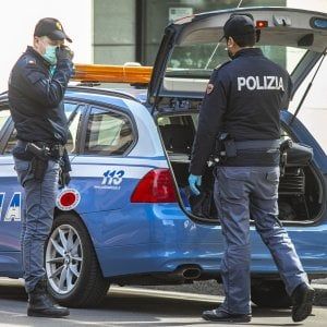 Coronavirus, festa in casa a Milano con musica e birra: sette denunciati. Più controlli a Pasqua e a Pasquetta