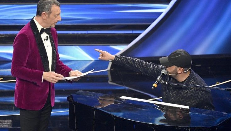 Conferenza stampa Sanremo, Amadeus abbraccia Drusilla Foer. "Zalone? Chiaramente contro l'omofobia"