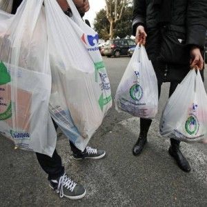 Ambiente, nuove multe per chi vende sacchetti in finta plastica bio