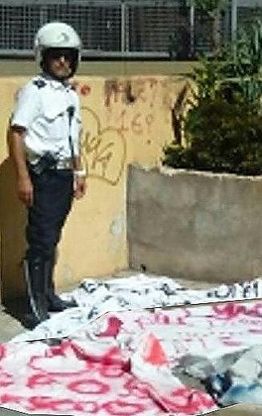 "Oggi sposi" sui cavalcavia <br />rimossi dai vigili: "Distraggono"