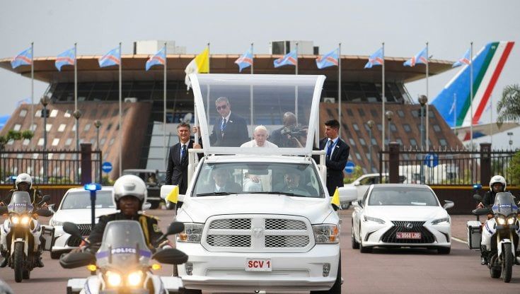 Il Papa atterra in Africa: “Giù le mani dal Congo non è una miniera da sfruttare"