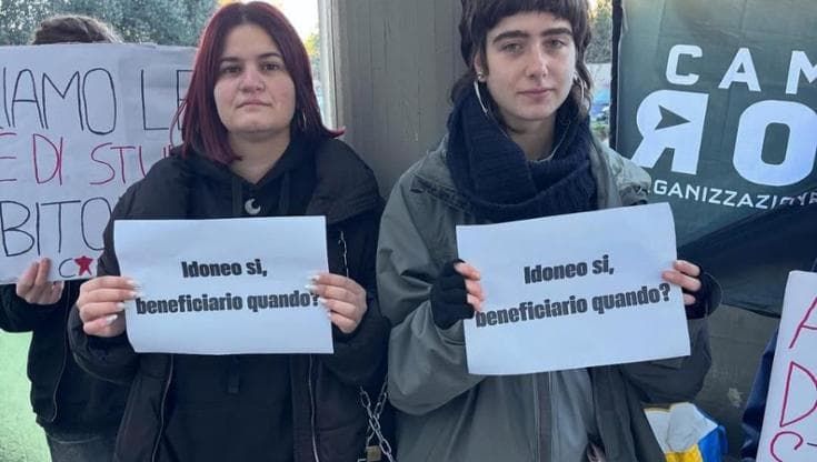 Bari, studenti incatenati all’Adisu borse di studio in ritardo. “Tutte erogate i primi di gennaio”